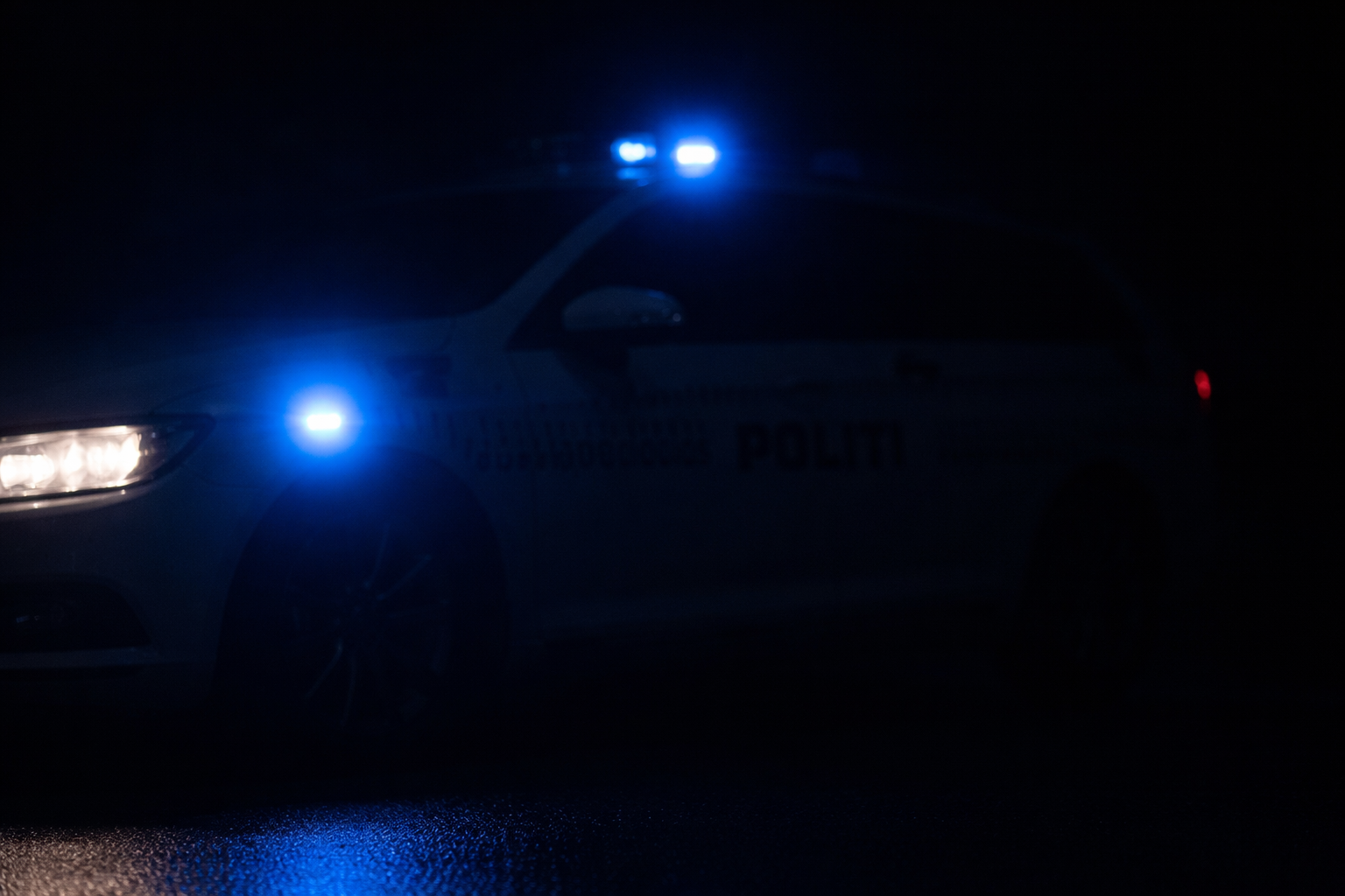 Ung mand slog ud efter betjent og stak af – blev fanget kort efter