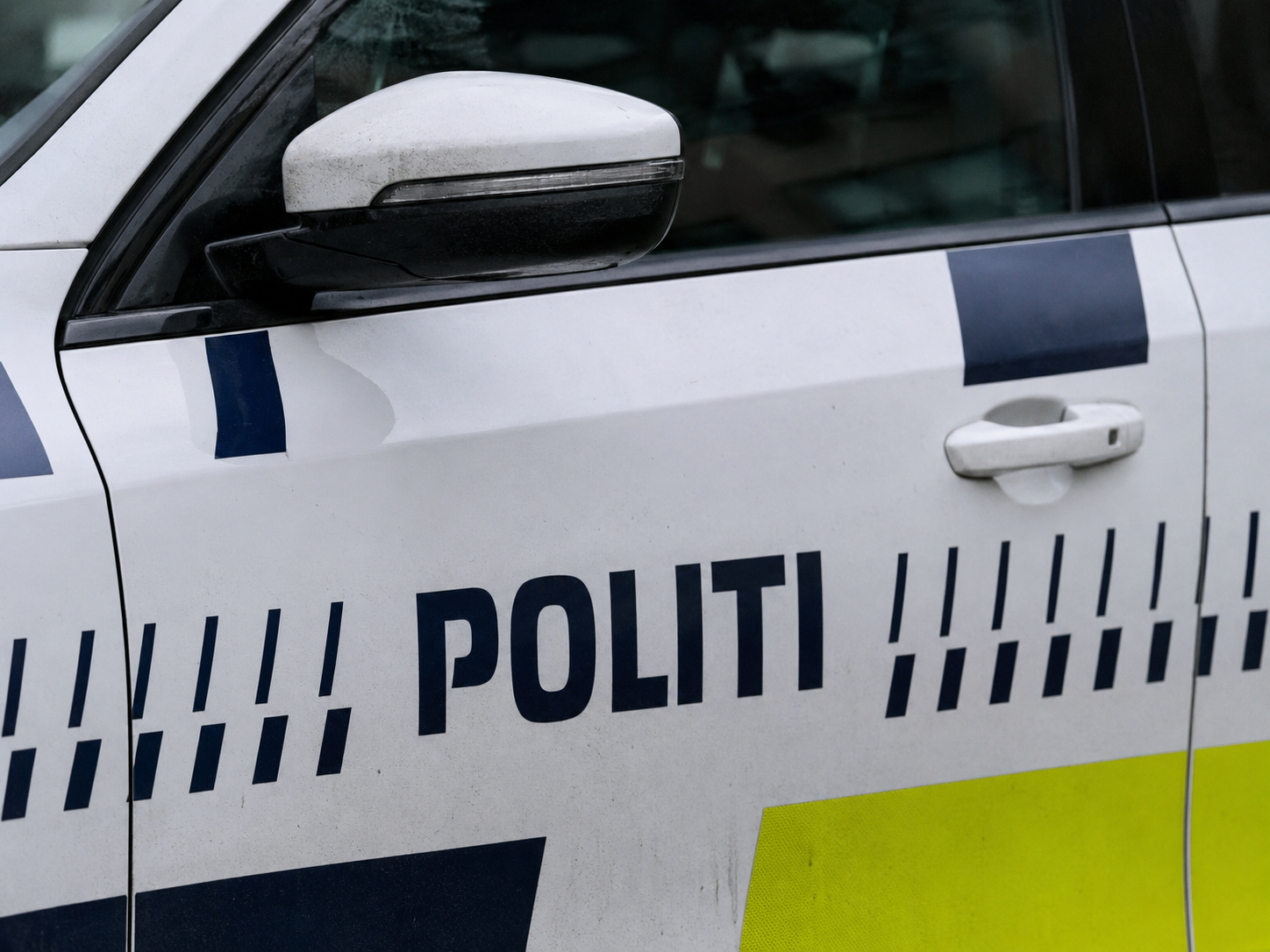Bil kørte ind i holdende bil ved lyskryds