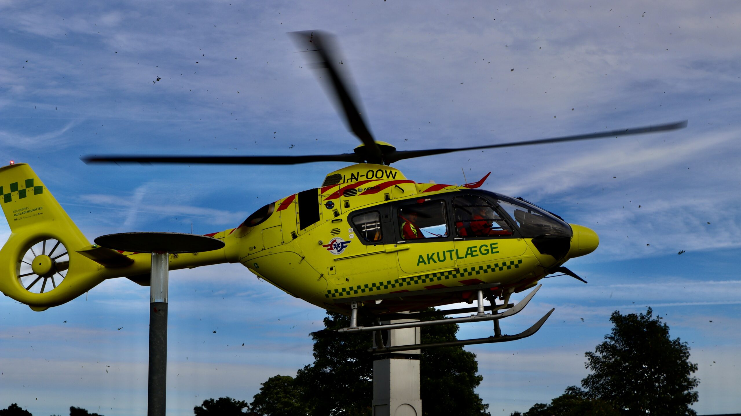 Person fløjet til hospitalet efter knivstikkeri
