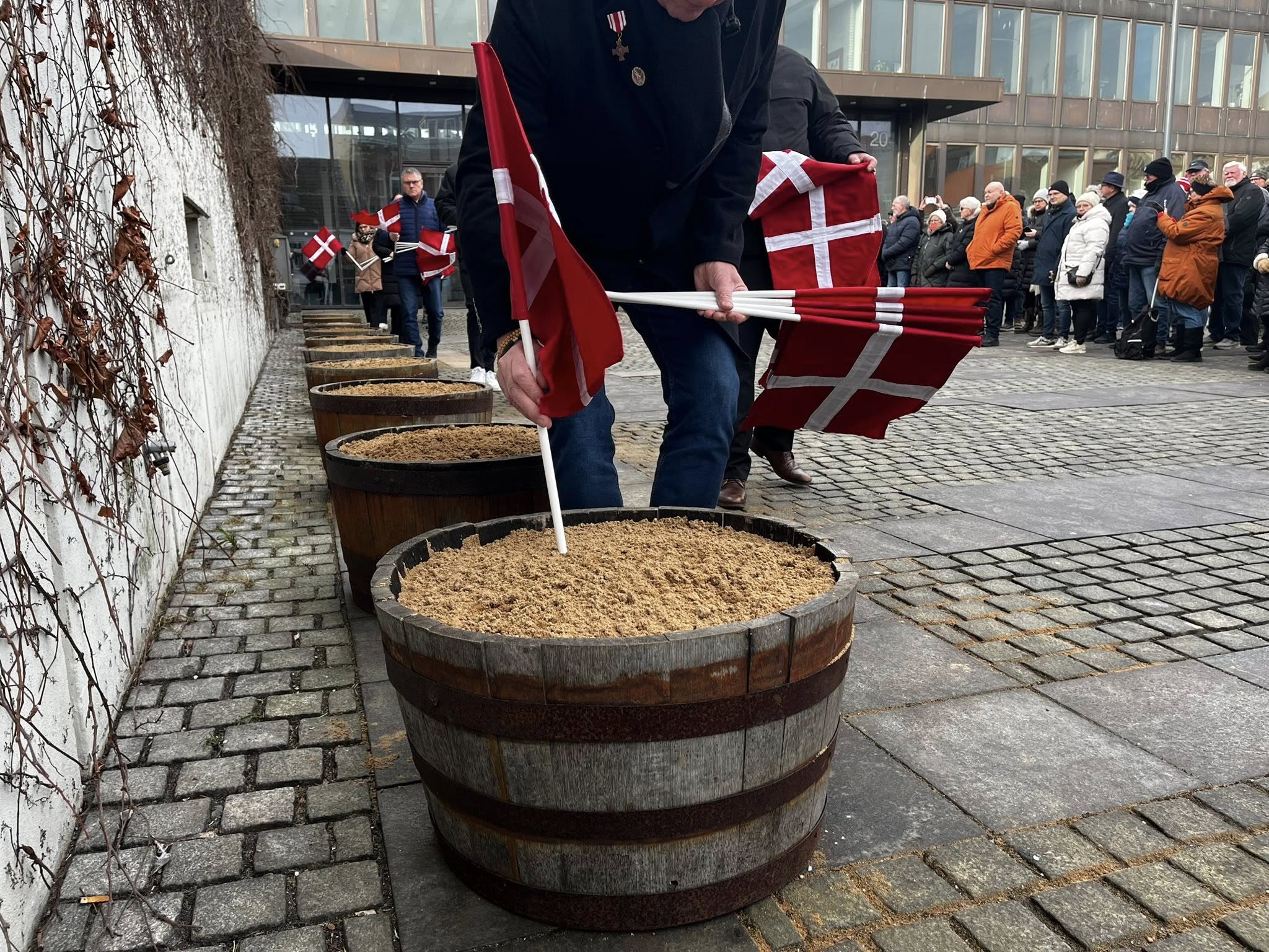 Fredericia stod stille for veteranerne: 52 flag og et minuts stilhed på Rådhuspladsen