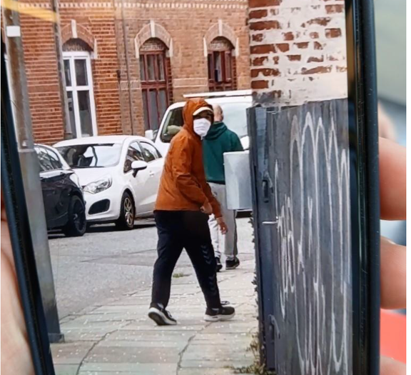 Politiet efterlyser maskeret gerningsmand efter voldeligt overfald
