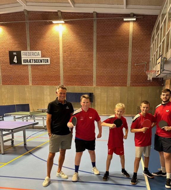 Bank gav 35 nye spillertrøjer til bordtennisklub