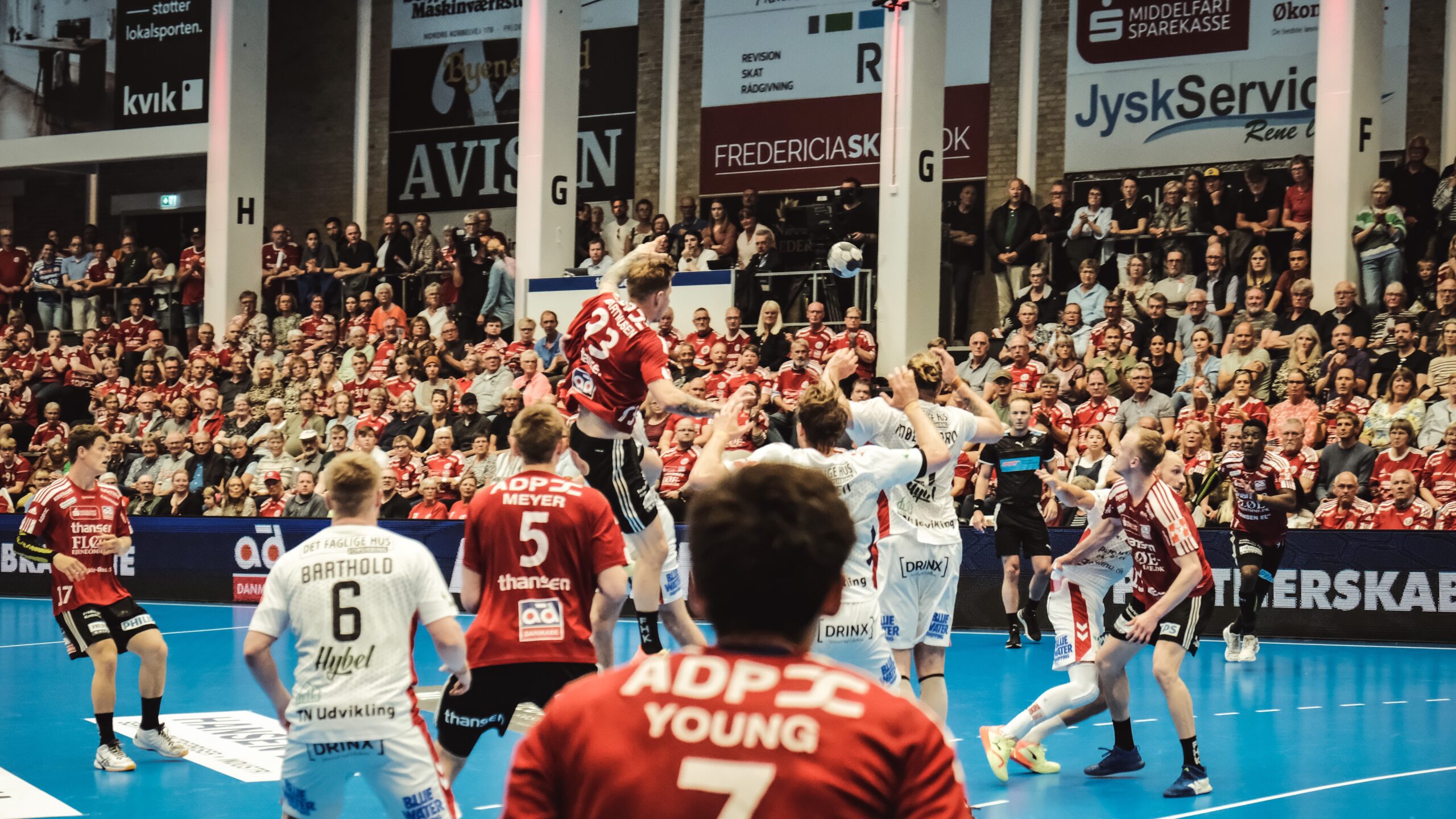 5500 tilskuere venter i ligatopbrag