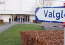 Fejl på valgkort skaber ændringer ved afstemning på gymnasium