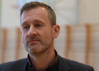 Fredericia markerer støtte til veteraner med flag og stilhed på Rådhuspladsen