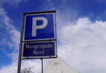 Påvirket bilist uden kørekort standset i Norgesgade: Fund af kokain, piller og peberspray