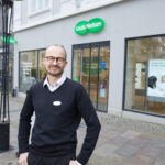 I disse tider har flere svært ved at få økonomien til at hænge sammen. Vi giver gratis synstest, så økonomi ikke afholder borgerne i Fredericia og omegn fra at passe på deres syn, fortæller Michael Biegala.