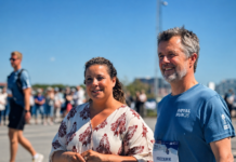 Klokken 14.03 ankom Kongen. Nu løber han 5 km gennem Middelfart
