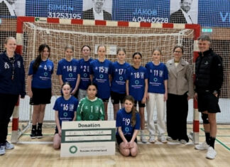 Sparekassen Danmark støtter U13-håndboldpiger med nyt træningstøj