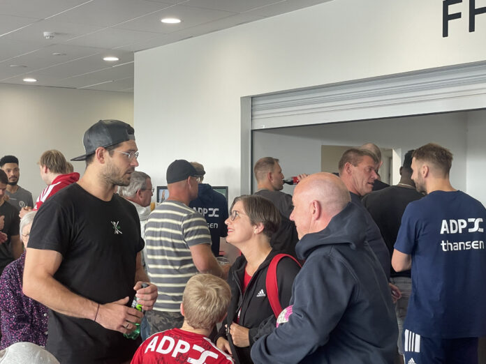 HK Ultras møder spillerne. FHK. Foto: AVISEN