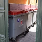 Affalds containere i baggård