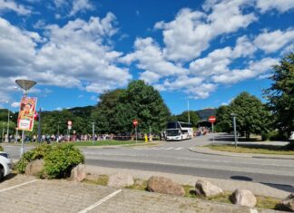 Lange køer foran banegården da sporarbejdet tog en ekstra dag: Nu kører togene igen over Vestfyn