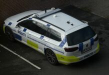 Betjente i skudsikre veste og politihunde på stedet