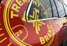 Kraftig gårdbrand i Ejby: Beredskabet kæmper mod flammerne