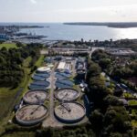 Fredericia Spildevand og Energi A/S driver bl.a. Danmarks næststørste renseanlæg, der ligger nogle få hundrede meter fra Lillebælt omkranset af boliger, erhverv og beskyttede naturområder. Det stiller store krav til anlægget, der sigter mod at være energileverandør i 2025 og CO2-neutralt om 10 år. Foto: Fredericia Spildevand og Energi A/S