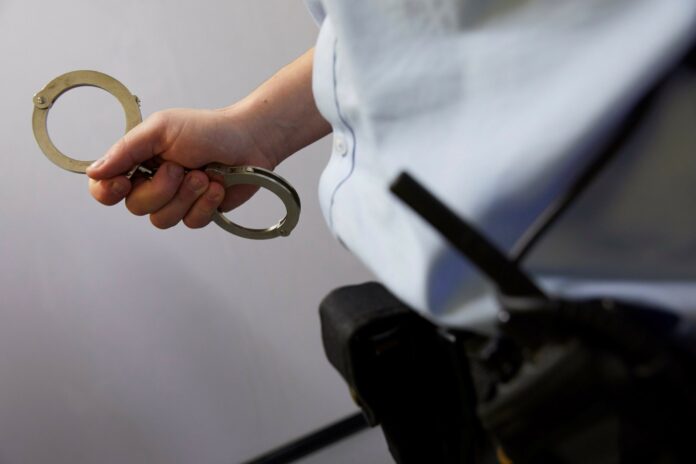 Betjent med hndjernFoto Lars Aarjpg