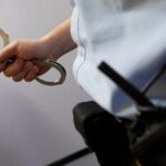 Betjent med hndjernFoto Lars Aarjpg