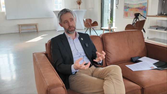 Martin Ramsdal Pedersen under Tv-interview d. 24. marts 2025