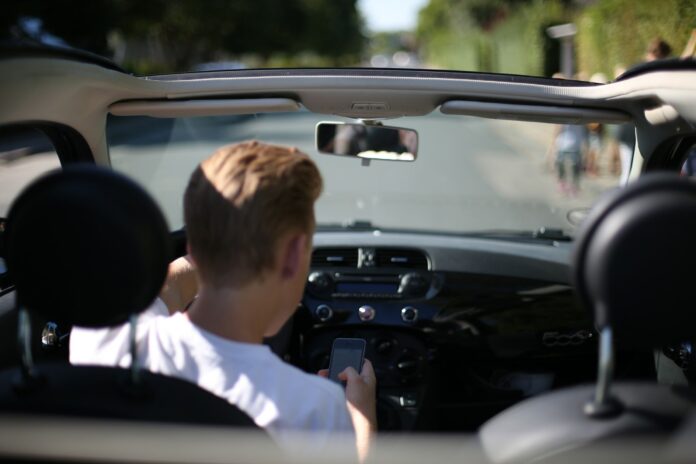 Billist bruger mobil_foto Raadet for Sikker Trafik