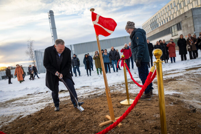 Bo_Libergren_og_Karsten_Uno_Petersen_tager_frste_spadestik_Foto_Sygehus_Lillebt