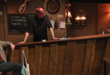 Et kærligt og musikalsk blik ind på de brune værtshuse