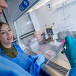 Christina Mortensen og hendes kollega i cellelaboratoriet på Klinisk Farmakologi, Farmaci og Miljømedicin, Syddansk Universitet. Fotocredit- Carsten Andersen.