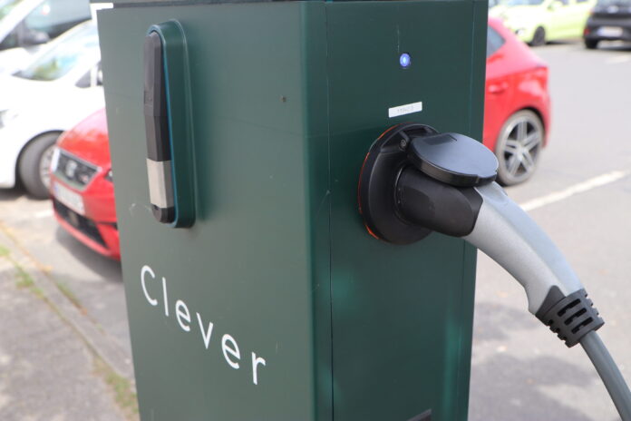 Clever elbil oplader