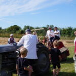 Kringsminde høstfest 2022, Peder Tind på traktor – Foto: AVISEN