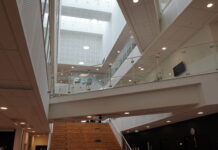 Spanske sundhedselever besøger SOSU-skolen: »Vi har et andet læringsrum, end de har dernede«