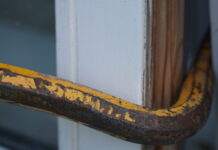 Indbrud i lejlighed: Dør brudt op med værktøj