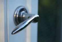 Tyve slap væk med designermøbler