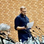 Partier ser habilitetsproblemer i Brobygning Middelfart  På byrådsmødet i Middelfart mandag den 7. november var Nye Borgerlige og Enhedslisten kommet med et punkt til dagsordenen, der vedrøre et ændringsforslag i en byrådsbeslutning tilbage i 2019 vedrørende Brobygning Middelfart. Nye Borgerliges Jonas René Jensen påpegede, at der blandt andet er habilitetsproblemer i Brobygning og forvirring om, hvilken kasket de forskellige personer har på.  Brobygning Middelfart er et samarbejde mellem flere erhvervsforeninger, som sammen har til formål at udvikle og styrke attraktivteten i Middelfart Kommune. Bag organisationen står Middelfart Kommune samt de tre erhvervsforeninger Middelfart Erhvervsråd, Middelfart Handel og VisitMiddelfart.  Brobygning Middelfart har ansvaret for at samtænke og udnytte det fulde potentiale i en række af de eksisterende aktiviteter og særlige indsatser, der ligger i regi af de tre erhvervsforeninger og Middelfart Kommune.  De tre erhvervsforeninger fortsætter deres ambitiøse arbejde med aktiviteter og strategiske indsatser, der finder sted i dag. Brobygning Middelfart er en overbygning på det eksisterende, og deres mål er, at:  * Koordinere og samtænke eksisterende aktiviteter i de tre erhvervsforeninger og Middelfart Kommune * Udvikle og innovere eksisterende enkeltstående arrangementer, events og aktiviteter, så de skaber merværdi * Udvikle nye indsatser og aktiviteter * Sikre optimal kommunikation og koordinering mellem nuværende og nye aktører * Samle og styrke fortællingen om mulighederne i Middelfart samt optimere og professionalisere markedsføringen af begivenheder og tiltag * Opsøge finansiering – f.eks. via fonde  I forbindelse med samarbejdet mellem Middelfart Kommune og Brobygning Middelfart yder kommune et årligt driftstilskud på tre millioner kroner, og ydermere er direktøren ansat af Middelfart Kommune og udlånes til Brobygning Middelfart som en del af driftstilskuddet.  Nye Borgerlige og Enhedslisten ønsker, at aftalen med at dirketøren er ansat af Middelfart Kommune og udlånes Brobygning Middelfart som en del af driftstilskuddet, fjernes fra formuleringen i aftalen.   Jonas Jensen påpegede, at de to partier ser flere problematiker ved den nuværende aftale.  – Direktøren i Brobygning Middelfart referer til Kommunaldirektøren, som også er tilforordnet  i Brobygning Middelfarts bestyrelse. Der kan være forvirring om, hvilke kasketter man har på. Der er habilitetsspørgsmål i forhold til dem, der er involveret i Brobygning, sagde Jonas Jensen.  Han refererede blandt andet til habiliteten i, at Anders Baagland, der er en del af Brobygning Middelfart, ligeledes er ansat af Jysk Fynske Medier. Dermed kan der opstå interessekonflikter, og det er dét, som Nye Borgerlige og Enhedslisten vil gøre op med.  Punktet har tidligere været oppe at vende på byrådsmøder, hvor senest Venstre og Socialdemokratiet kom med ændringsforslag, og det havde Nye Borgerlige og Enhedslisten tilpasset for, at de to partier kunne imødekomme forslaget, som de derfor ville kunne vedtage med et flertal.  – Venstre kom med et ændringsforslag, der minder om det fremlagte. Vi bakker op om det, sagde Regitze Tilma (Venstre).  Ændringen fik dog ikke Socialdemokratiet til at bakke op om forslaget.  – Vi holder fast i vores beslutning om at stemme imod. Vi har tiltro til Brobygnings direktør og Steen Vinderslev (kommunaldirektøren, red.), sagde Kaj Johansen (Socialdemokratiet)  Efterfølgende skulle forslaget til afstemning. Det endte med, at ni stemte for og 14 stemte imod, og dermed blev det ikke vedtaget.