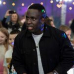Melvin Kakooza var vært for ‘Alle vores børn – side om side’, der blev sendt direkte fra Rødovre Hallen. (Foto: Per Arnesen / TV 2)