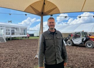Under broen rejser et helt VIP-univers sig på få dage
