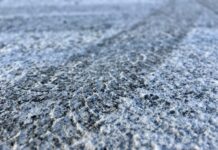 Uheld og glatte veje rammer morgentrafikken