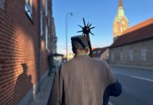 Gå med manden, der bærer byens historie i hovedet