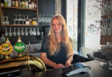 »Bare gang i biksen«: Louise mærker sommeren bag baren på Ryes Plads