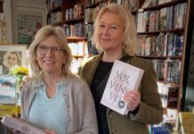 Har du lagt mærke til »signeret«-skiltene i vinduet? Sådan får Billunds Boghandel forfatterne til Fredericia