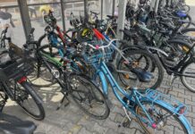 Færre og færre børn cykler i skole, men Cecilie ventede på sin datter med cyklen efter første skoledag