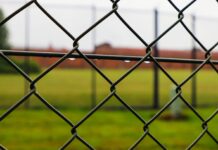 Fire personer sigtet i forbindelse knivstikkeri