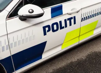 86-årig kørte over for rødt og ramte bil i kryds