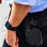 Politimand med tjenestepistol