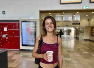 Reklamerne får folk til at studse, men ikke til at kræve dem væk: »Lidt tilfældigt, om de finder det i mors taske eller bag på bussen«