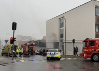 Brand i lejlighedsbygning i Fredericia: Én person båret ud