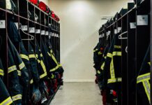 Stor brand i Middelfart og væltet lastbil lammer morgentrafikken