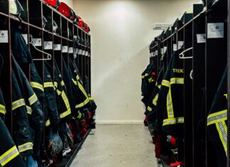 Bil i flammer på Fynske Motorvej: Kun ét spor åbent – kø op mod en halv time