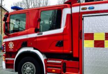 Flere udrykningskøretøjer rykkede natten til torsdag ud til en voldsom brand i en etageejendom i Fredericia