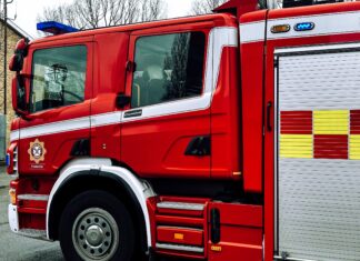Flere udrykningskøretøjer rykkede natten til torsdag ud til en voldsom brand i en etageejendom i Fredericia