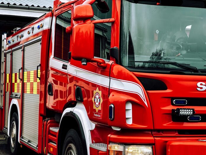 Trekantbrand. Brandbil.