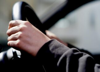 Kørte påvirket rundt uden ret til at sidde bag rattet